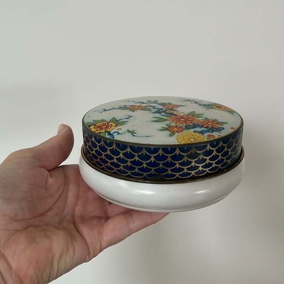 VINTAGE Riley's Toffee Round Tin Floral Design Made England Cottagecore Decor - Picture 3 of 17